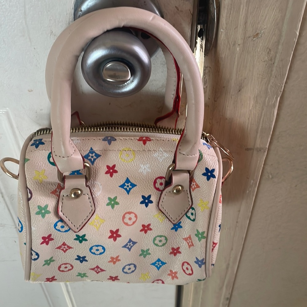 Little girls purés  that comes with straps color tan